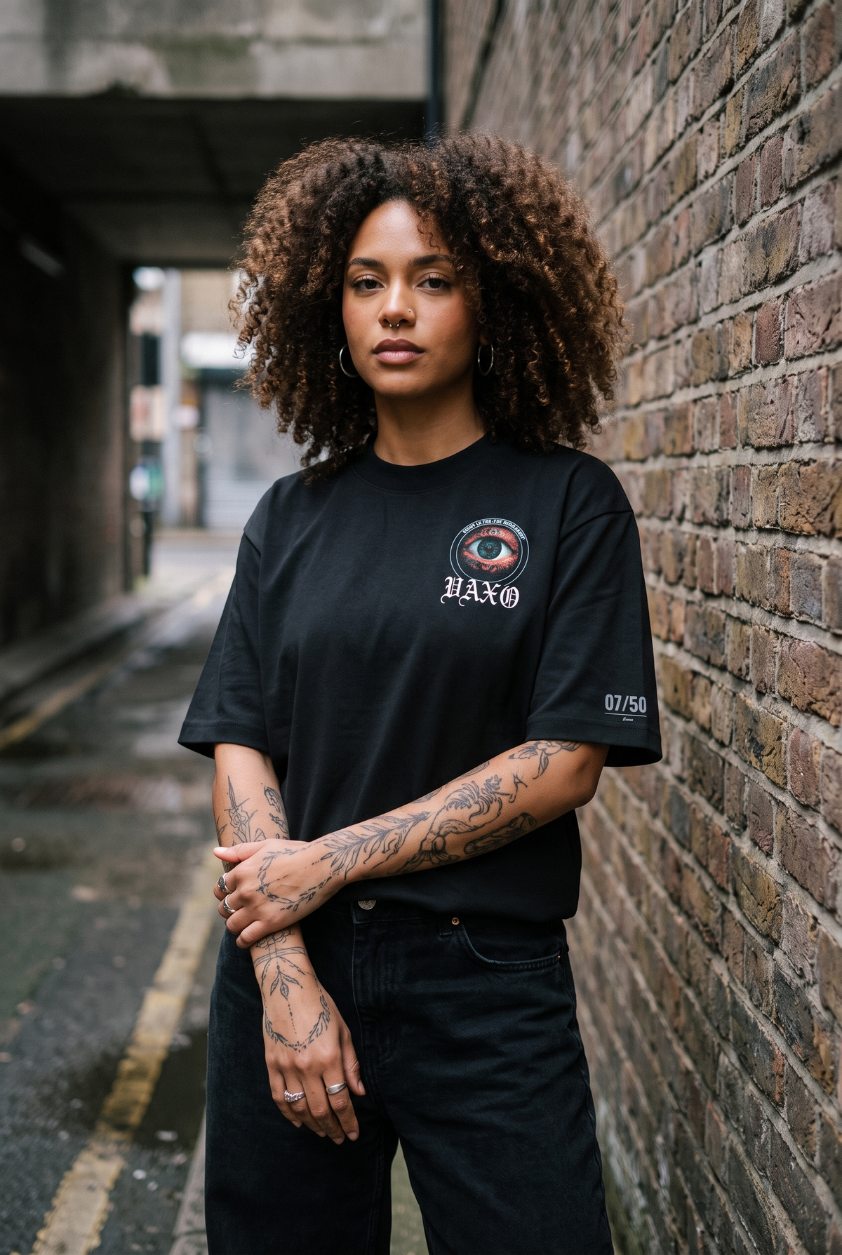 Camiseta All Eyes On Me VAXO — frente con emblema