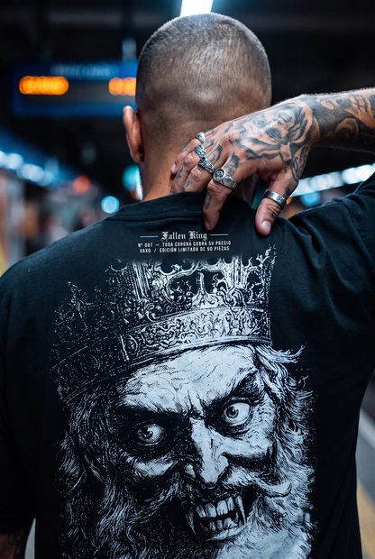 Camiseta Fallen King VAXO — detalle del estampado y nuca
