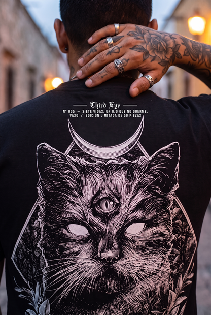 Camiseta Third Eye VAXO — detalle del estampado y nuca