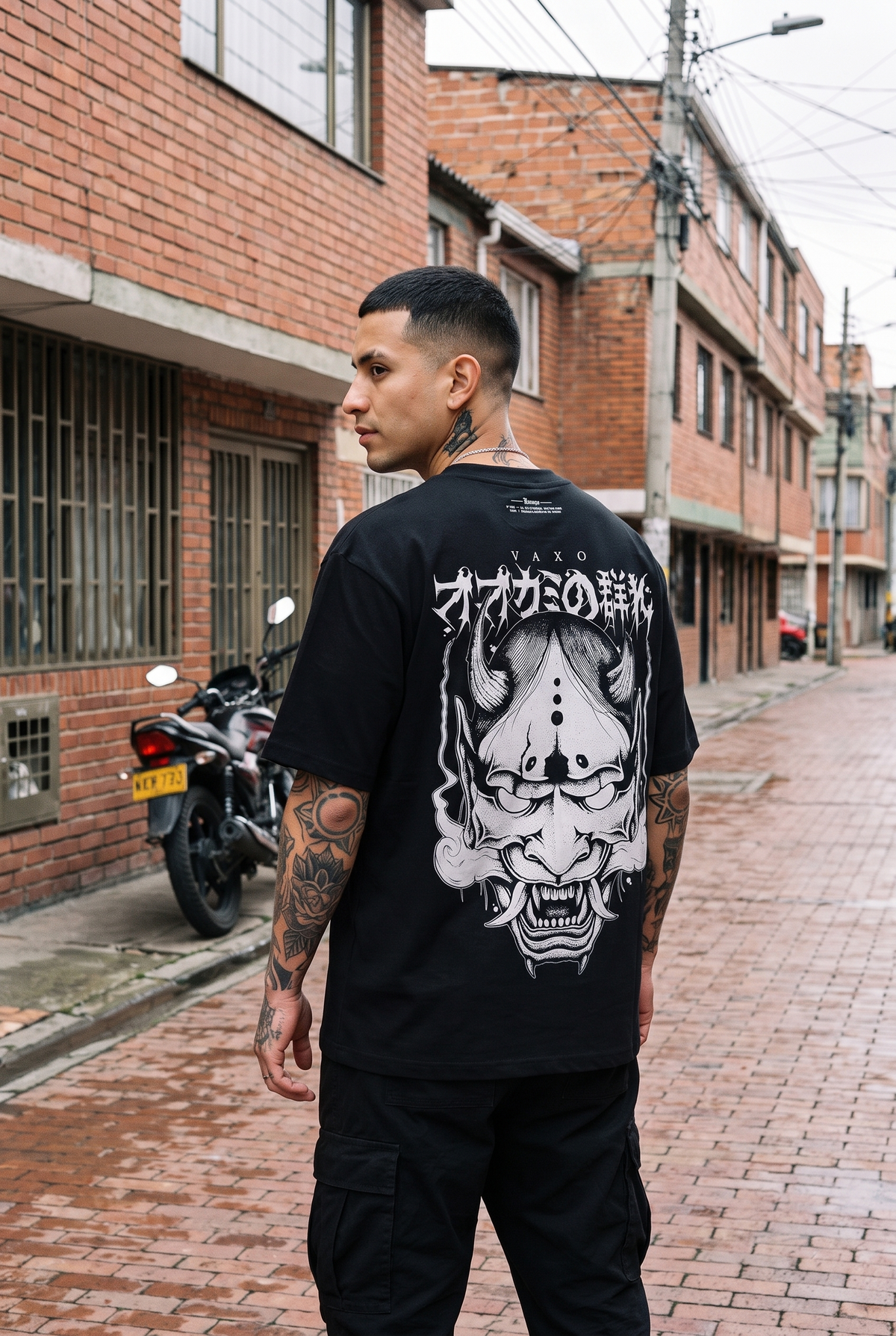 Camiseta Hannya VAXO — espalda con modelo