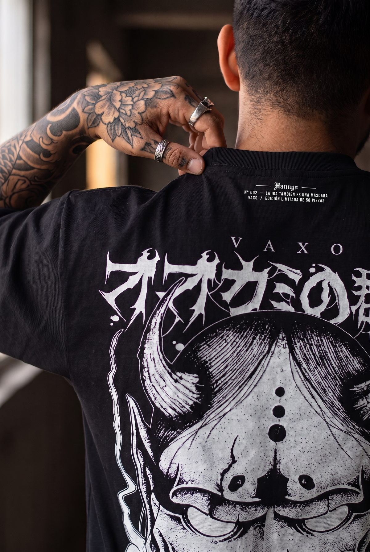 Camiseta Hannya VAXO — detalle del estampado y nuca