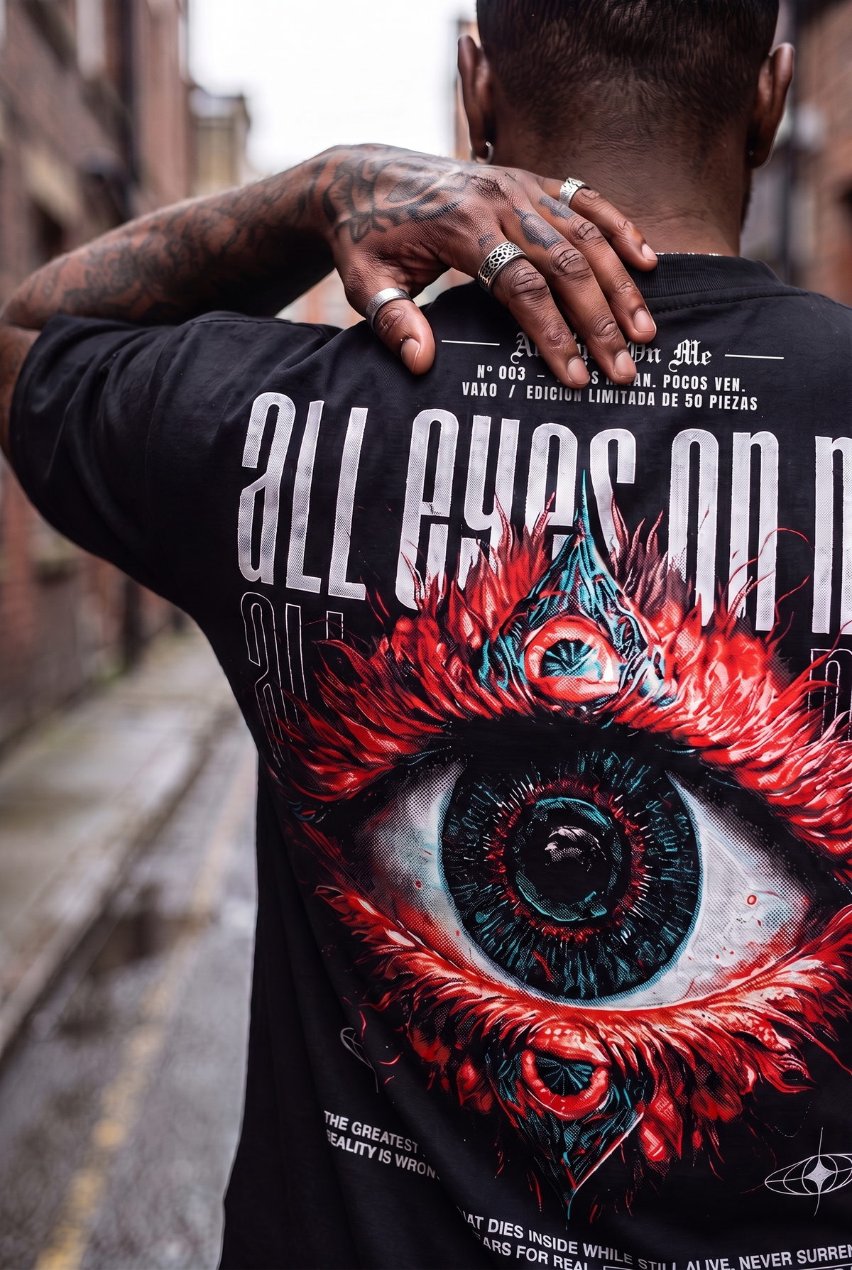 Camiseta All Eyes On Me VAXO — detalle del estampado y nuca