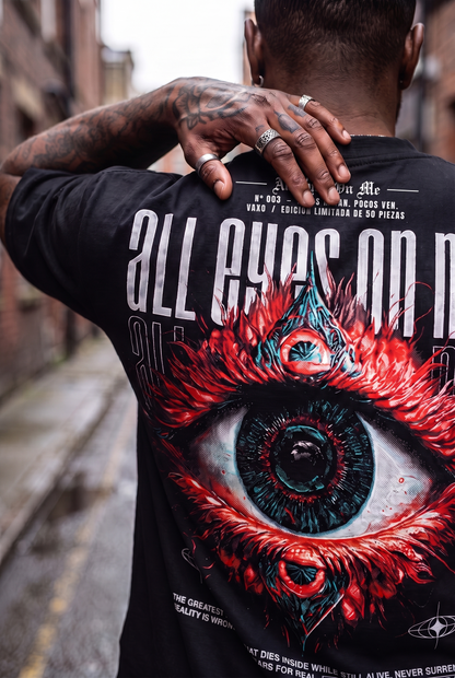 Camiseta All Eyes On Me VAXO — detalle del estampado y nuca